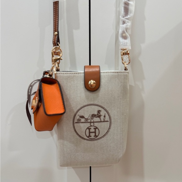 UPCYCLED HERMÈS DUST BAG
PHONE POUCH + air pod holder and gift bag - Picture 3 of 14